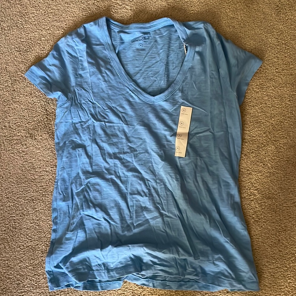 Universal Thread NWT V-Neck Short Sleeve T-Shirt Size Medium